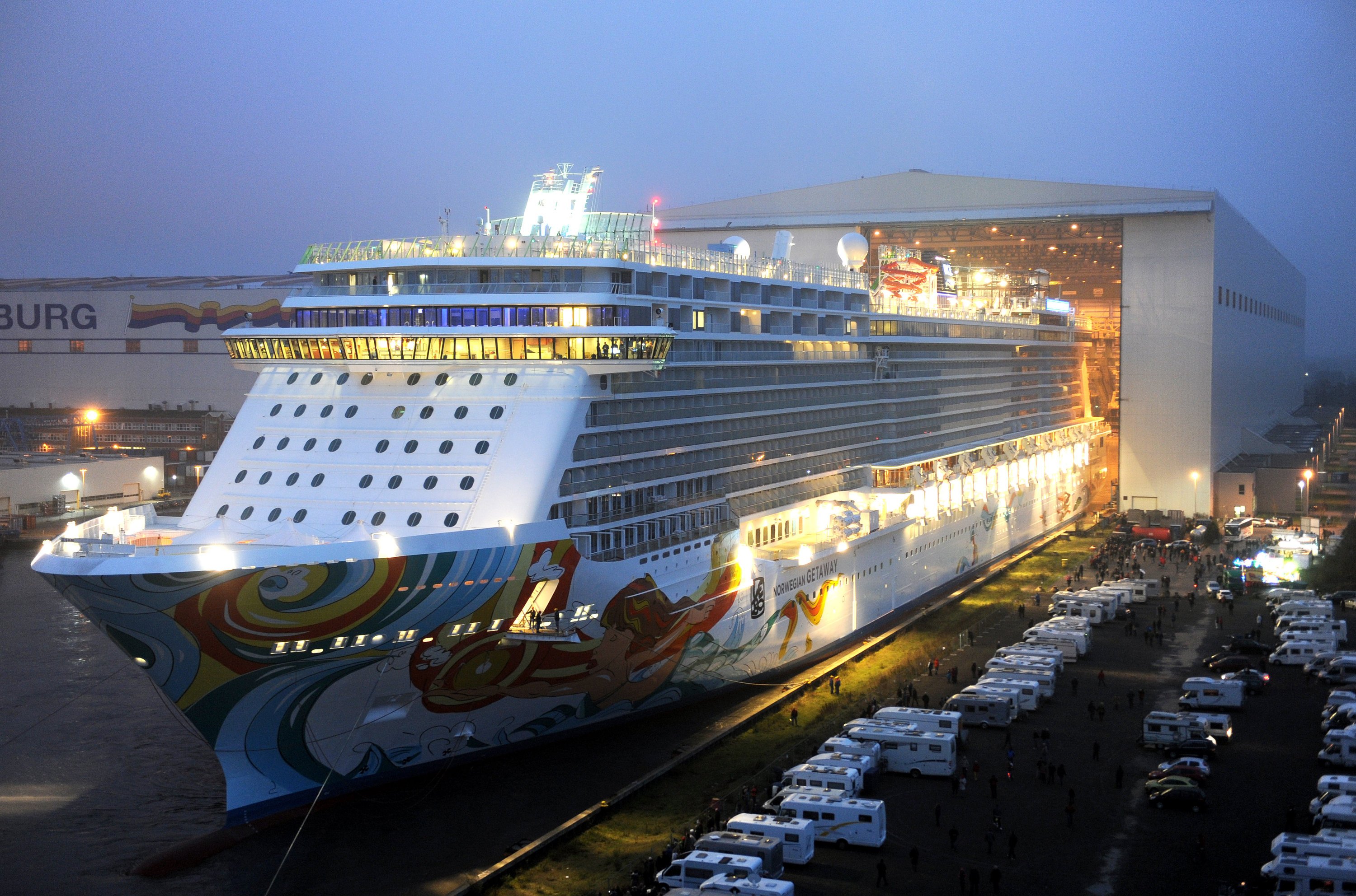 Der Kreuzfahrtschiff Norwegian Getaway verließ am 2. November das Baudock der Meyer-Werft. Inzwischen wurde die Ems soweit angestaut, dass das 340 Meter lange Schiff über die Ems zur Nordsee geschleppt werden kann.