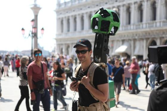 Am Rande des Markusplatzes in Venedig: Auch Daniele Rizzetto, Street View Operations Manager, ging zu Fuß durch Venedig, um Bilder für den Dienst Street View aufzunehmen.