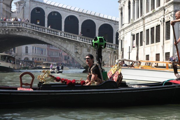 Vor der Rialto-Brücke über den Canale Grande: In den Kanälen waren die Mitarbeiter mit Gondeln unterwegs.