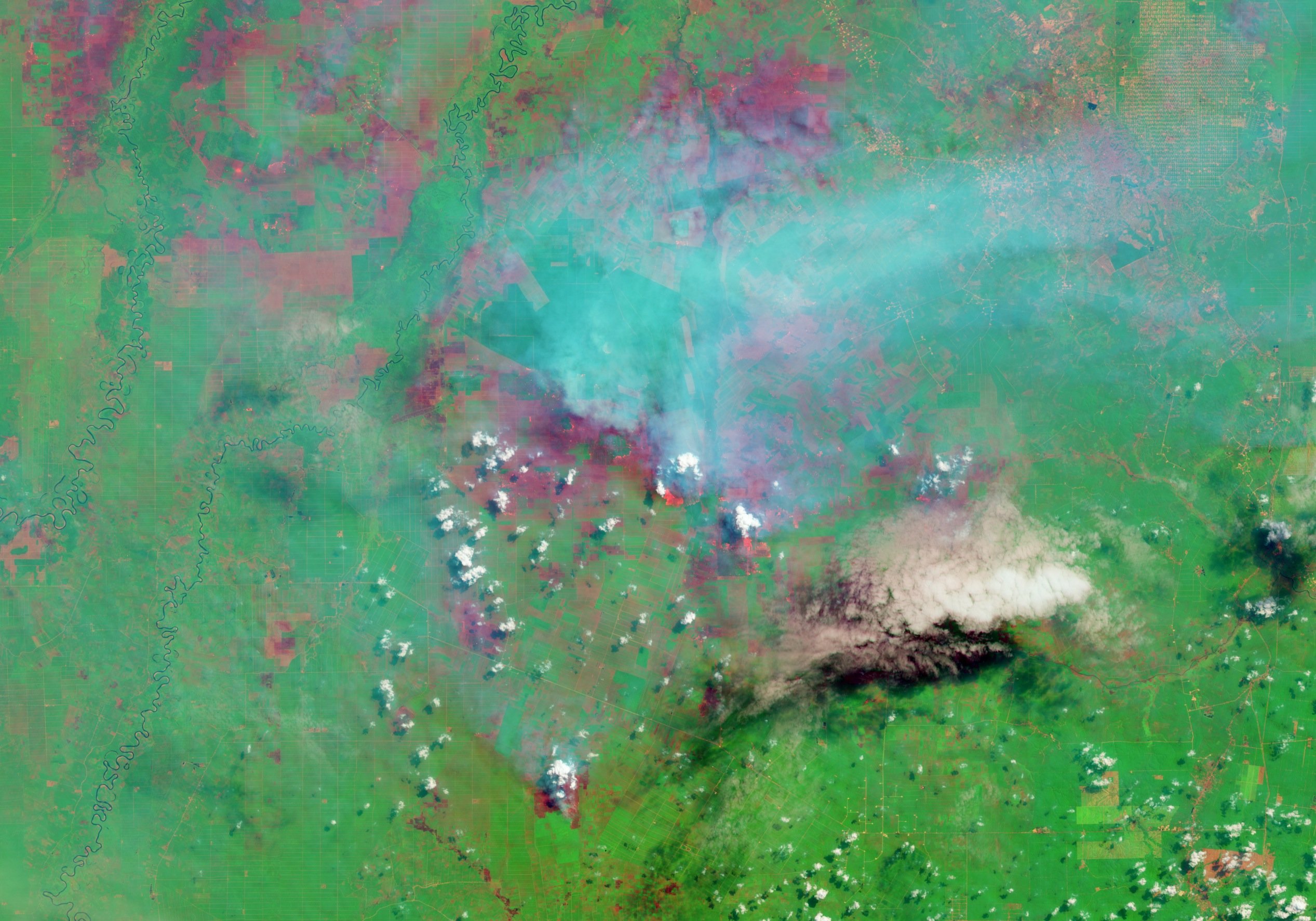 Satelittenaufnahmen können auch illegale Brandrodungen aufdecken. Im Bild deutlich zu sehen die Rauchwolken des brennenden Regenwaldes auf Sumatra in Indonesien.