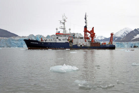 Auf einem Forschungsschiff wie der deutschen Poseidon – hier vor einem Gletscher in Spitzbergen, spielt Detlef Stollers Umwelt-Thriller "Aqua Acida".