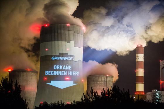 Greenpeace-Aktion am Kohlekraftwerk im polnischen Belchatow anlässlich der UN-Klimakonferenz in Warschau: Der Ausstoß von Kohlendioxid wird in diesem Jahr auf ein neues Rekordniveau steigen.