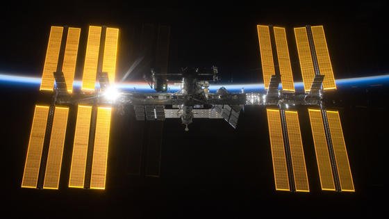 Die ISS im Sonnenlicht: Genau vor 15 Jahren begann der Aufbau der Internationalen Raumstation ISS.