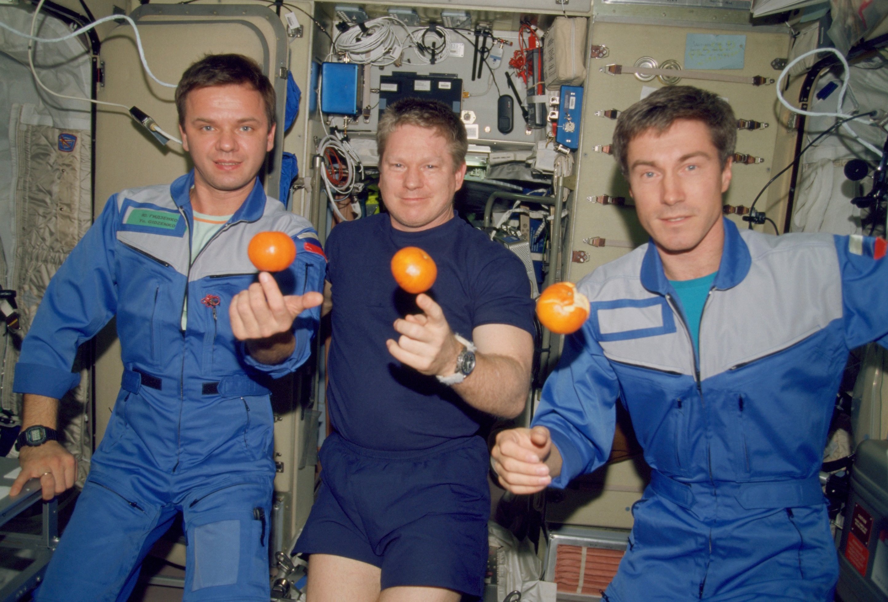 Die erste Crew im Dezember 2000 auf der Internationalen Raumstation ISS (v.l.): der Russe Yuri Gidzenko, der Amerikaner William Shepherd und der Russe Sergei Krikalev.