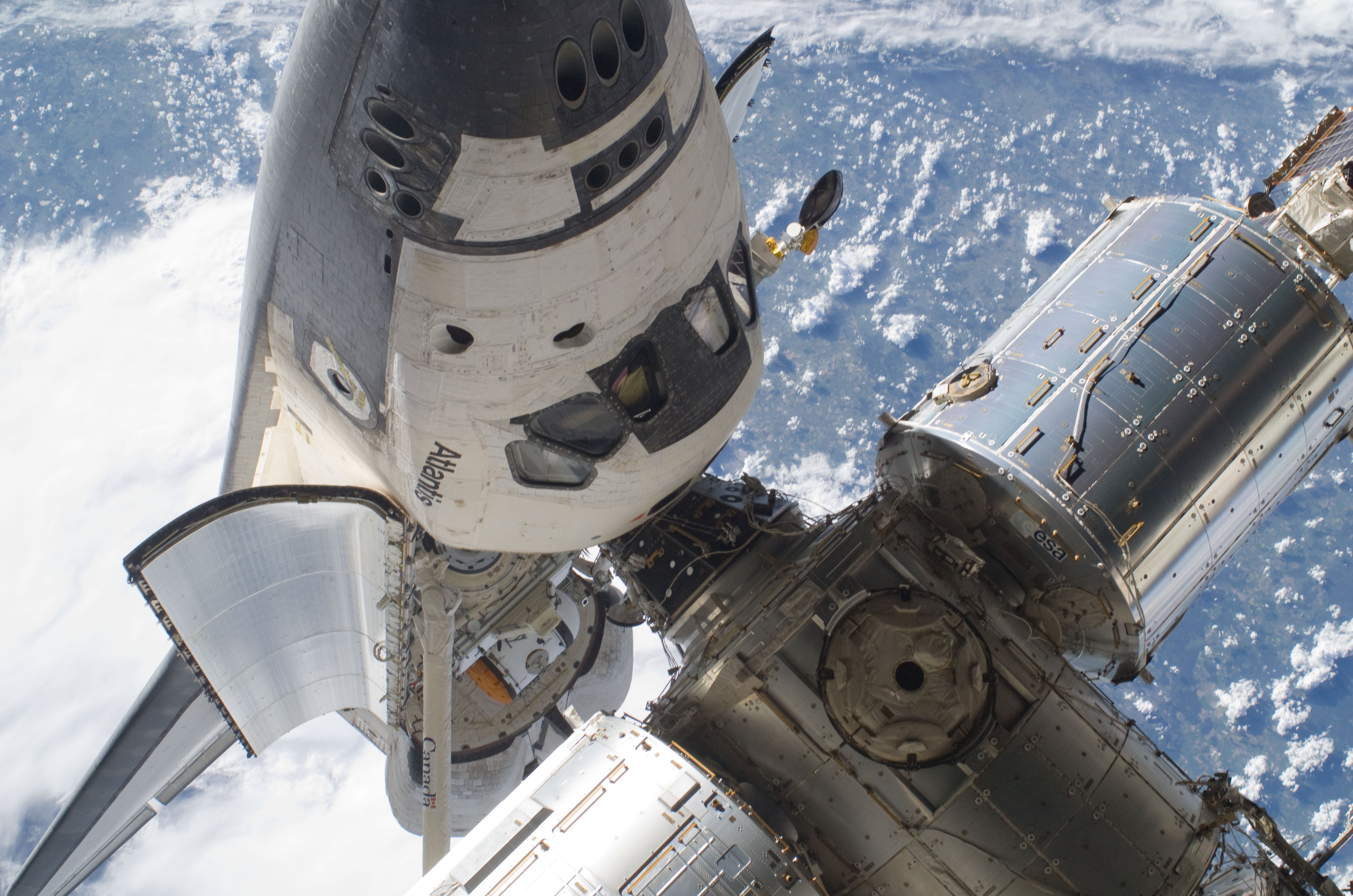 Die Raumstation ISS mit angedocktem Raumtransporter Atlantis im Jahr 2010. Rechts im Bild gut zu sehen das europäische Forschungslabor Columbus.