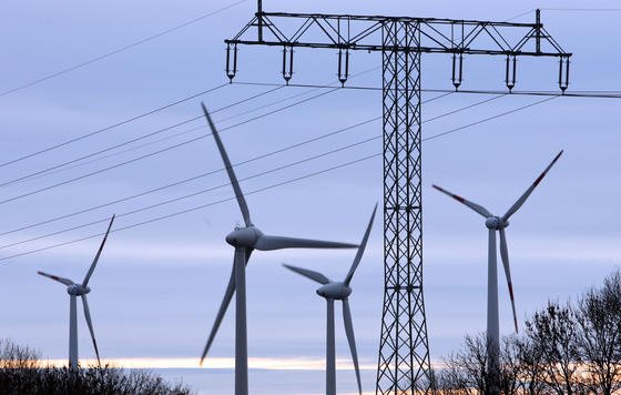 Ziel der Forschung sind Materialien, die auch bei Raumtemperatur supraleitende Fähigkeiten haben. Zwar ist es bis dahin noch ein langer Weg. Doch die Effizienz des Stromtransports könnte sich wesentlich erhöhen und zu einer besseren Klimabilanz führen. 