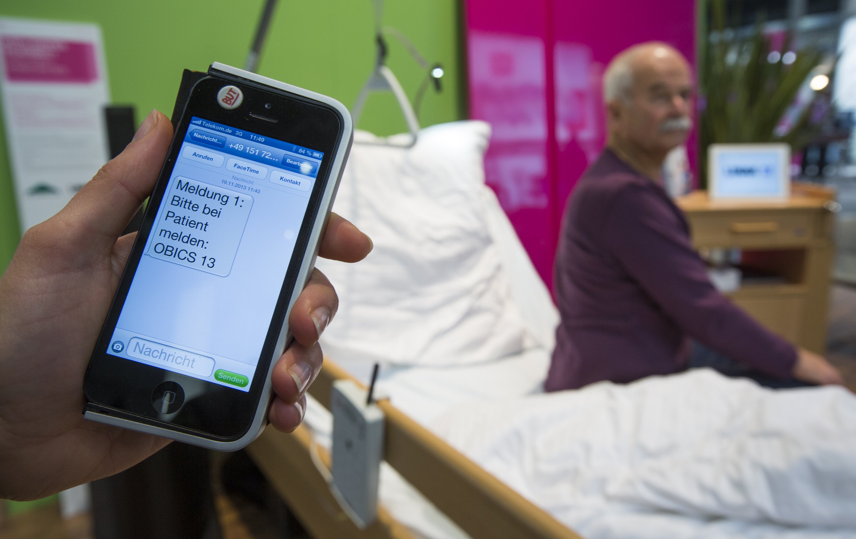 Ein vernetztes Bett merkt über Sensoren, wenn ein pflegebedürftiger Mensch nachts ohne Hilfe das Bett verlassen will und schaltet das Licht in dem Raum ein. Zudem wird eine Nachricht an das Rote Kreuz verschickt, das sich nach dem Befinden des Patienten erkundigen kann.