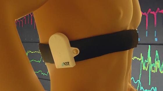 Der neue Brustgurt des KIT erstellt Langzeit-EKGs bei Risikopatienten. Im Notfall alarmiert er automatisch den Arzt. Der Träger muss die ein Gigabyte große Speicherkarte wöchentlich wechseln. 