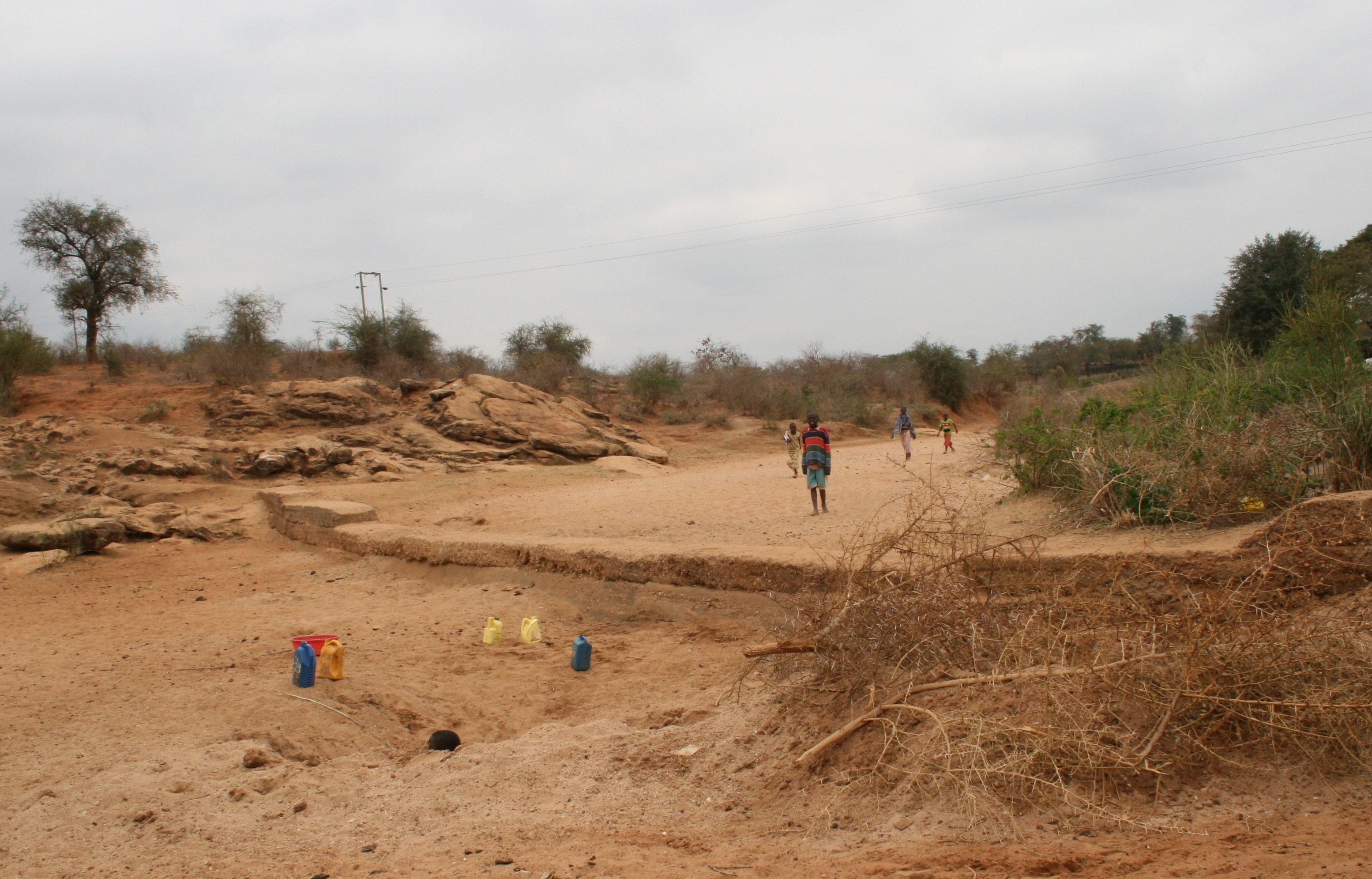 Sanddamm in einem Flussbett in Kenia: Nach diesem Vorbild will die Initiative 