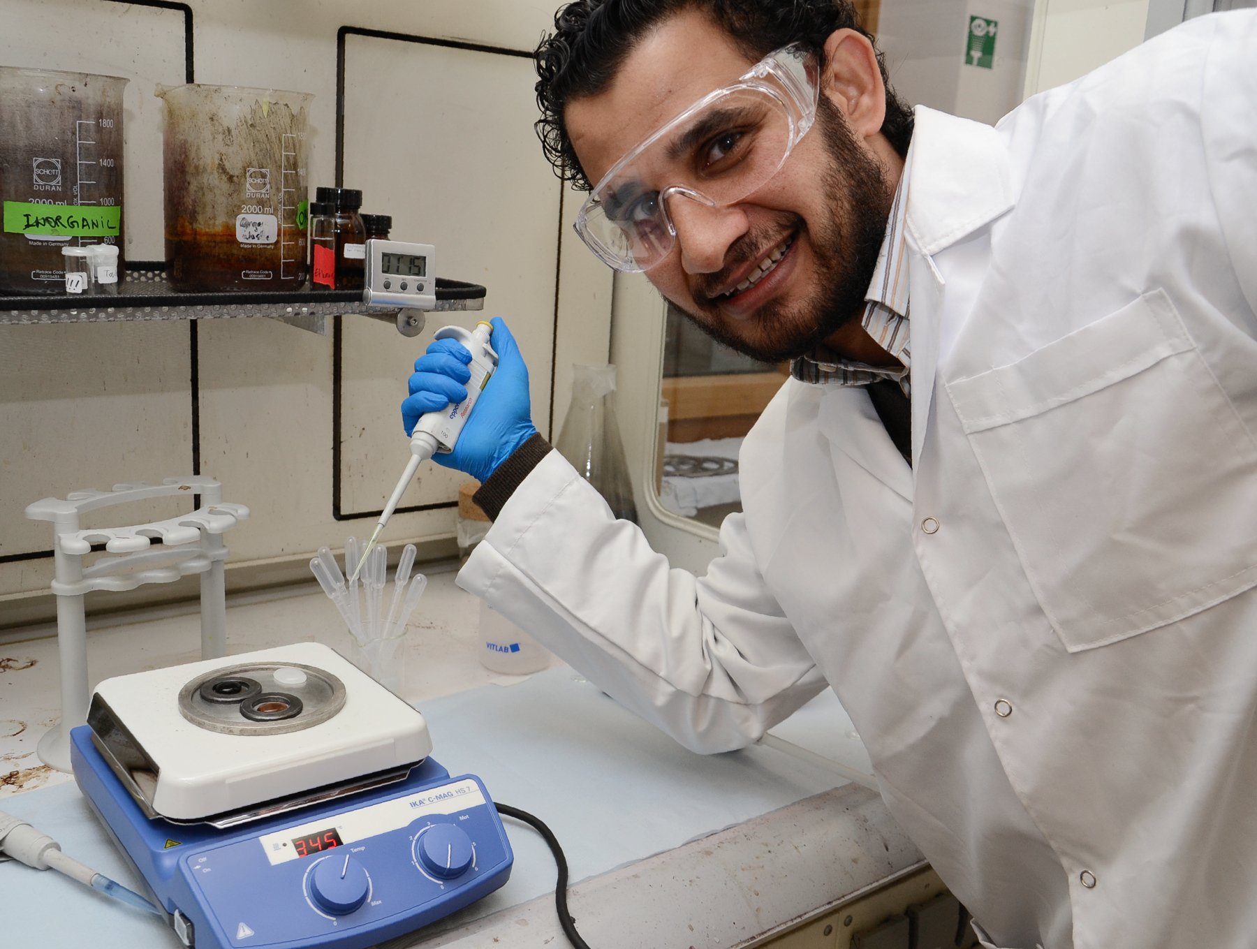 Ramzy Abdelaziz, wissenschaftlicher Mitarbeiter in der Kieler “Nanochemistry and Nanoengineering”-Forschungsgruppe, stellt Nanopartikeln in einem Leidenfrost-Reaktor auf einer einfachen Heizplatte her. 