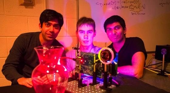 Die von den MIT-Studenten Ayush Bhandari, Refael Whyte and Achuta Kadambi (v.l.n.r.) entwickelte Nano-Kamera ermöglicht Aufnahmen von durchsichtigen Objekten wie der gläsernen Vase in 3D.  