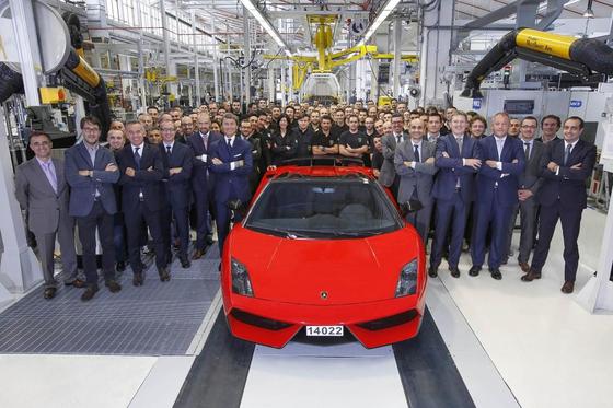 Der letzte Lamborghini Gallardo mit der Stückzahl 14.022 ist diese Woche vom Band gelaufen. Sein Nachfolger, der Lamborghini Cabrera, soll nächstes Jahr vorgestellt werden. Das Auto dreht gerade Testrunden auf dem Nürburgring in der Eifel.