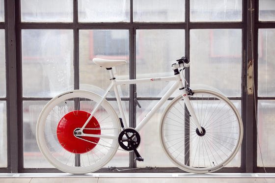 Rennrad mit Pedelec-Antrieb: In der roten Scheibe ist die gesamte Antriebstechnik verborgen. Entwickelt wurde das Copenhagen Wheel am MIT in den USA. Jetzt hat die Technik die Serienreife erreicht und wird als Bausatz vertrieben.