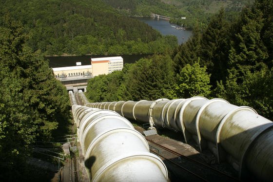 Klassische Pumpspeicherkraftwerke benutzen überschüssigen Strom, um Wasser in ein hoch gelegenes Becken zu pumpen. Bei Bedarf lässt sich die Energie zurückgewinnen, indem das Wasser durch Fallrohre und Turbinen zurückschießt. Wasserbecken und Technik könnten sich in Zukunft auch in alten Bergwerken unterbringen lassen. 