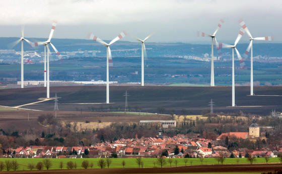 Windenergie in Deutschland verzeichnete 2013 die höchste Zubaurate seit zehn Jahren. Ende 2012 lag die Windkraft-Leistung in Deutschland bei 31,15 Gigawatt, bis Ende des Jahres wird sie um mindestens weitere 2,5 Gigawatt gestiegen sein. 