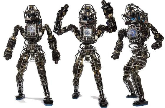 Der humanoide Roboter Atlas von Boston Dynamics orientiert sich mit Sensoren, Kameras und Lasern in seiner Umgebung. Er kann Lasten heben, auf Leitern klettern und sogar Auto fahren. 