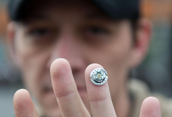 Der US-Amerikaner Tim Cannon hält am 16. Oktober 2013 in Berlin durch Magnetismus einen Kopfhörermagneten an seinem Finger. Seit dem Frühjahr 2011 trägt Cannon einen Magneten im Finger. Leute mit derartigen Modifikationen bezeichnen sich als "Cyborgs". 