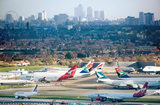 Der Londoner Flughafen Heathrow, Europa größter Airport, platzt aus allen Nähten. Eine Regierungskommission schlägt nun den Bau einer dritten Landebahn vor. Das Projekt eines neuen Flughafens auf einer künstlichen Insel in der Themse ist zu teuer.