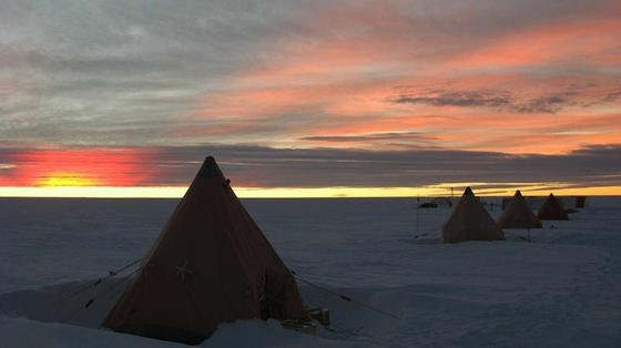 Das im Osten der Antarktis gefundene Kimberlit-Gestein ist 120 Millionen Jahre alt und stammt aus der Zeit, als der indische Subkontinent und die Australien-Antarktis auseinanderdrifteten. Entlang des 700 Kilometer langen Lambert-Grabens könnte das Gestein riesige Diamant-Vorräte bereithalten, vermuten Wissenschaftler.