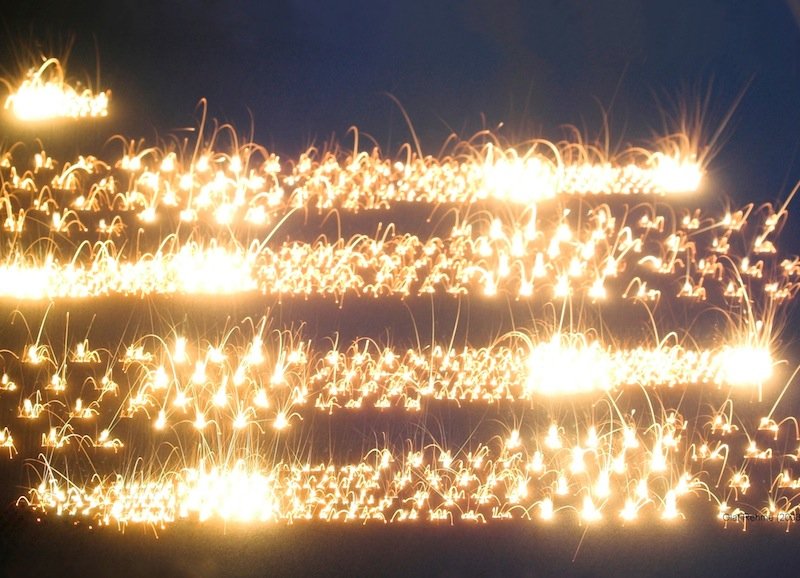 Wenn der Laserstrahl auf das Bett aus Metallpulver trifft, wird hohe Energie in Form von Wärme freigesetzt. Das Metall verschmilzt, Schicht für Schicht. Relativ rasch erkaltet es danach zu einer festen Form.