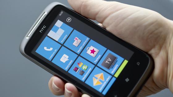 Windows Phone 7: Deutsche Telekom und Microsoft starten in Deutschland gemeinsamTelekom und Microsoft haben eine strategische Partnerschaft zur gemeinsamen Vermarktung von Windows Phone 7 in Deutschland geschlossen. In einem ersten Schritt wird die Deutsche Telekom Kunden die beiden Windows Phone 7-Geräte HTC 7 Mozart und Samsung Omnia 7 anbieten. Die beiden Unternehmen werden darüber hinaus umfangreiche gemeinsame Werbe- und Promotion-Aktivitäten durchführen, um die neuen Smartphones bundesweit zu bewerben.