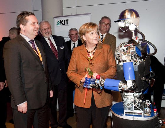 Der Roboter Armar des Karlsruher Instituts für Technologie kann nicht nur Spülmaschinen ausräumen, sondern sogar Kanzlerin Angela Merkel die Hand schütteln.