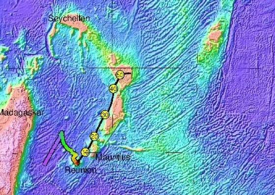 Die farbige Spur (linke Farbskala) westlich von Reunion ist die berechnete Bewegung des Reunion-Hotspots. Die schwarzen Linien mit gelben Kreisen bzw. dem roten Kreis geben die entsprechend berechnete Spur auf der Afrikanischen Platte, bzw. der Indischen Platte an. Die Zahlen in den Kreisen sind Alter in Millionen Jahren. Die Gebiete mit Topographie knapp unterhalb der Meeresoberfläche werden jetzt als Kontinentale Fragmente angesehen.