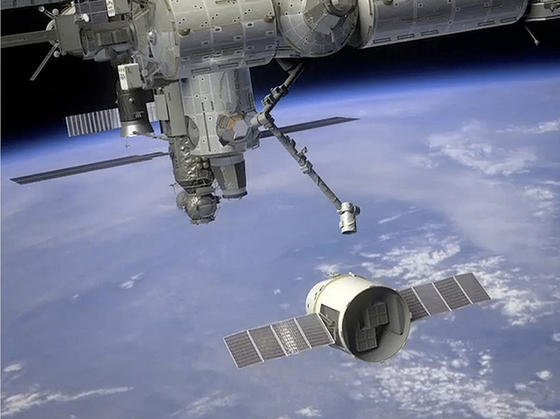 Eine unbemannte «Dragon»-Kapsel wird vom Roboterarm der Raumstation ISS gepackt und in die richtige «Parkposition» gebracht wird.