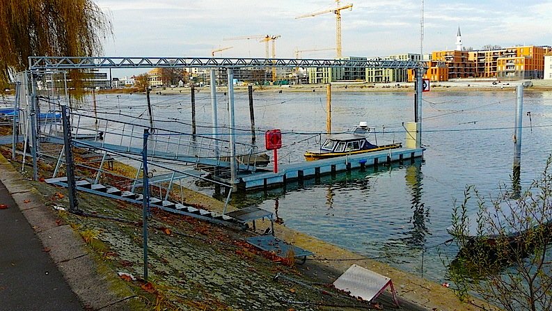 Eher unscheinbar wirkt die neue Wasserstofftankstelle der Hochschule Konstanz: Mehrfach abgesichert sind die Leitungen, die den Wasserstoff zum Schwimmsteg der Solgenia führen. Dort wird das Solarboot in ein bis zwei Minuten betankt. 