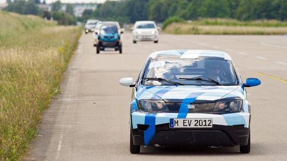 In den Testfahrten musste sich das E-Auto der Technischen Universität München an Serienmodellen messen: unter ihnen der Tesla S und der VW up mit Benzinmotor. 