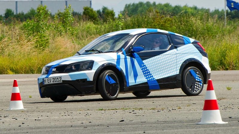 Das E-Auto liegt auch bei schneller Kurvenfahrt sicher auf der Straße. Das zeigte die Fahrt auf dem 18-Meter-Slalom-Kurs.