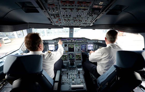 Piloten im Cockpit eines Lufthansa-Airbus A380. Beim größten Teil ihrer Arbeit unterstützt sie ein Autopilot. Ein solcher soll auch den Flug MH370 auf Kurs gehalten haben, als die Piloten vermutlich längst ohnmächtig waren. 