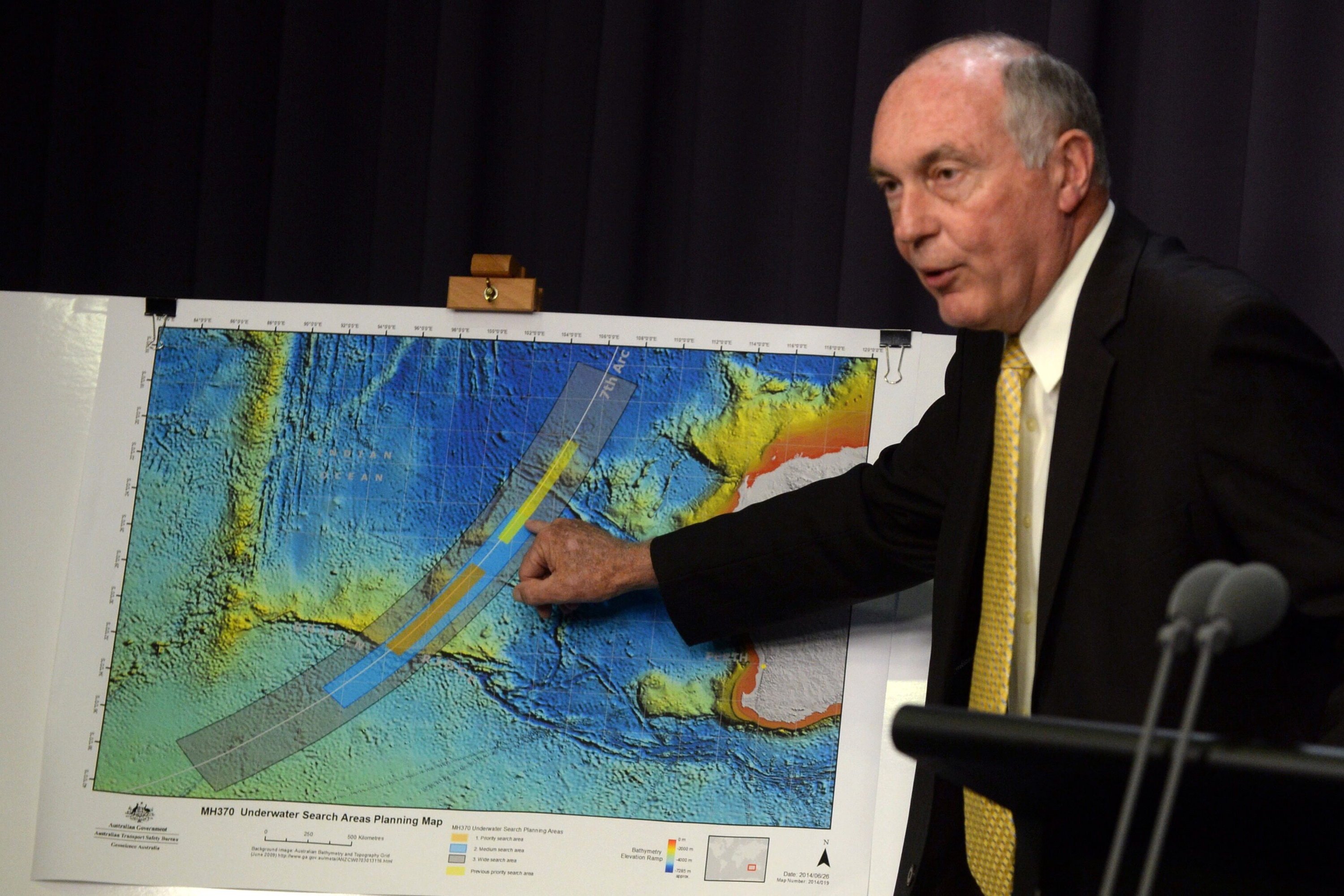 Im australischen Parliament House zeigte Infrastrukturminister Warren Truss, wo die Regierungen von Malaysia, China und Australien die Suche fortsetzen wollen: Es handelt sich um einen 60.000 Quadratkilometer großen Streifen im südlichen indischen Ozean. 