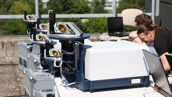 Vorbereitende Vergleichsmessungen mit mehreren Fourierspektrometern auf der Dachterrasse des KIT-Instituts für Meteorologie und Klimaforschung. Die Spektrometer analysieren, wie stark die Wärmestrahlung der Sonne beim Durchgang durch die Erdatmosphäre abgeschwächt wird.