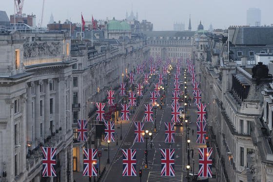 Beflaggte Regent Street in London: In der britischen Hauptstadt werden Passanten laufend durch Kameras überwacht. So sind in den gelb leuchtenden Straßenlaternen Überwachungskameras versteckt.