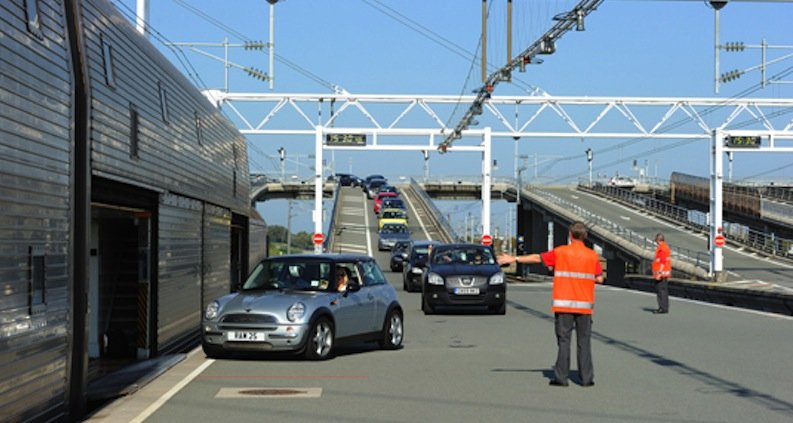 Sogar im französischen Calais werden alle Reisenden Richtung Großbritannien erfasst. Fotos der Fahrer werden mit dem Fahrzeug und Kennzeichen verknüpft und an die Sicherheitsbehörden weitergeleitet.