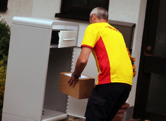 Bislang bietet die Deutsche Post Paketkästen an. Die Konkurrenz will jetzt nachziehen, mit einer Universalbox für alle Zusteller. Ende des Jahres soll sie auf den Markt kommen, der Preis ist noch unbekannt. 