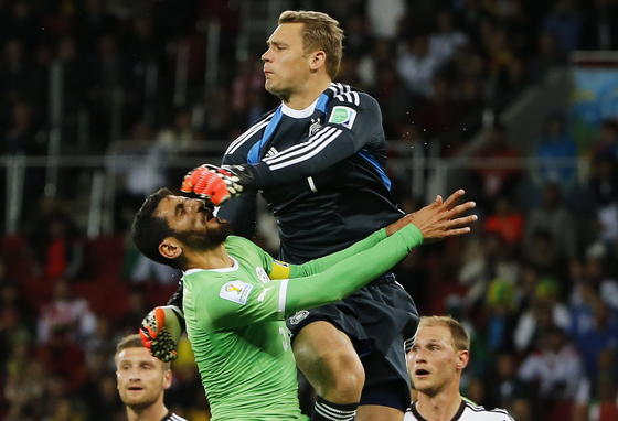 Nationaltorhüter Manuel Neuer im Zweikampf mit dem Algerier Rafik Halliche beim 2:1-Sieg Deutschlands über Algerien bei der Fußball-WM in Brasilien: In Sporttrikots werden immer häufiger antibakteriell wirkende Silberpartikel eingesetzt. Jetzt haben Schweizer Forscher herausgefunden, dass umstrittene Nanopartikel eine Reinigung in der Waschmaschine viel besser überstehen als herkömmliche Silberpartikel. Diese werden deutlich schneller ausgewaschen.