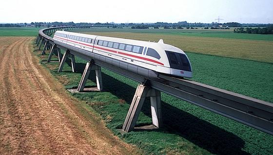 Vorbild Magnetschwebebahn: Auch Züge sollen künftig berührungslos mit Energie versorgt werden, wie dies beim Transrapid der Fall ist.