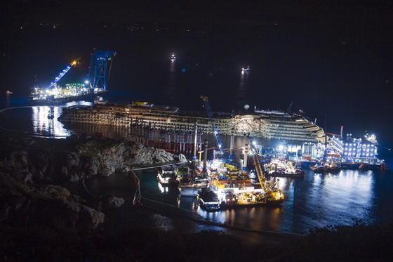 Das aufgerichtete Wrack: Die Costa Concordia wird bald ihre letzte Reise antreten und im Zielhafen Genua verschrottet werden. Die Arbeiten werden rund ein Jahr dauern. 