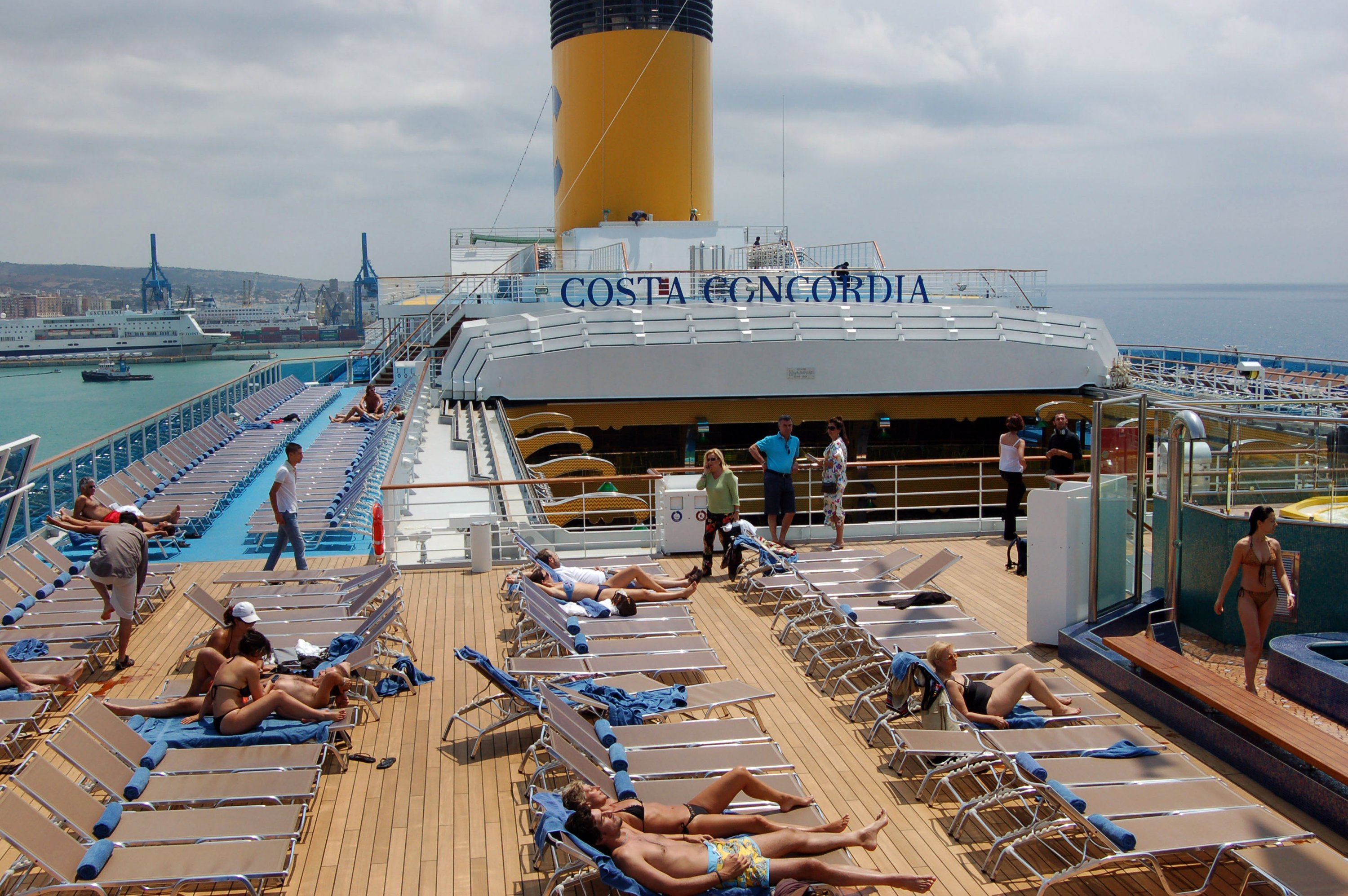 Ein Bild aus längst vergangenen Tagen: Passagiere sonnen sich an Deck der Costa Concordia. Jetzt soll das Wrack des Luxusliners in Genua verschrottet werden. 