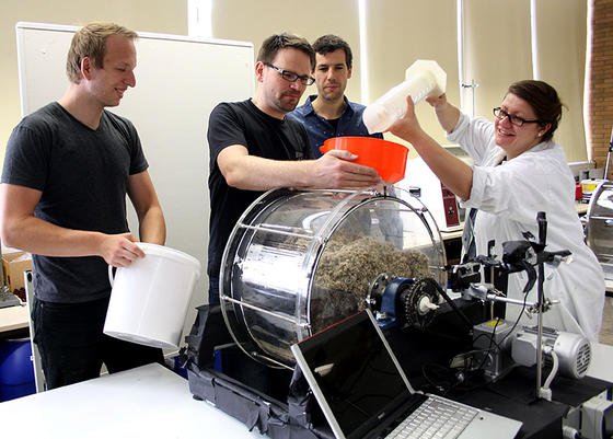 Einer Lottotrommel gleicht die Gärtrommel, die Ingenieure der Technischen Hochschule Mittelhessen in Gießen entwickelt haben. Die gesamte Trommel dreht sich, um die Bioabfälle zu vermischen. Das reduziert nicht nur den mechanischen Verschleiß, sondern soll auch den Gärprozess und damit die Gasproduktion verbessern.