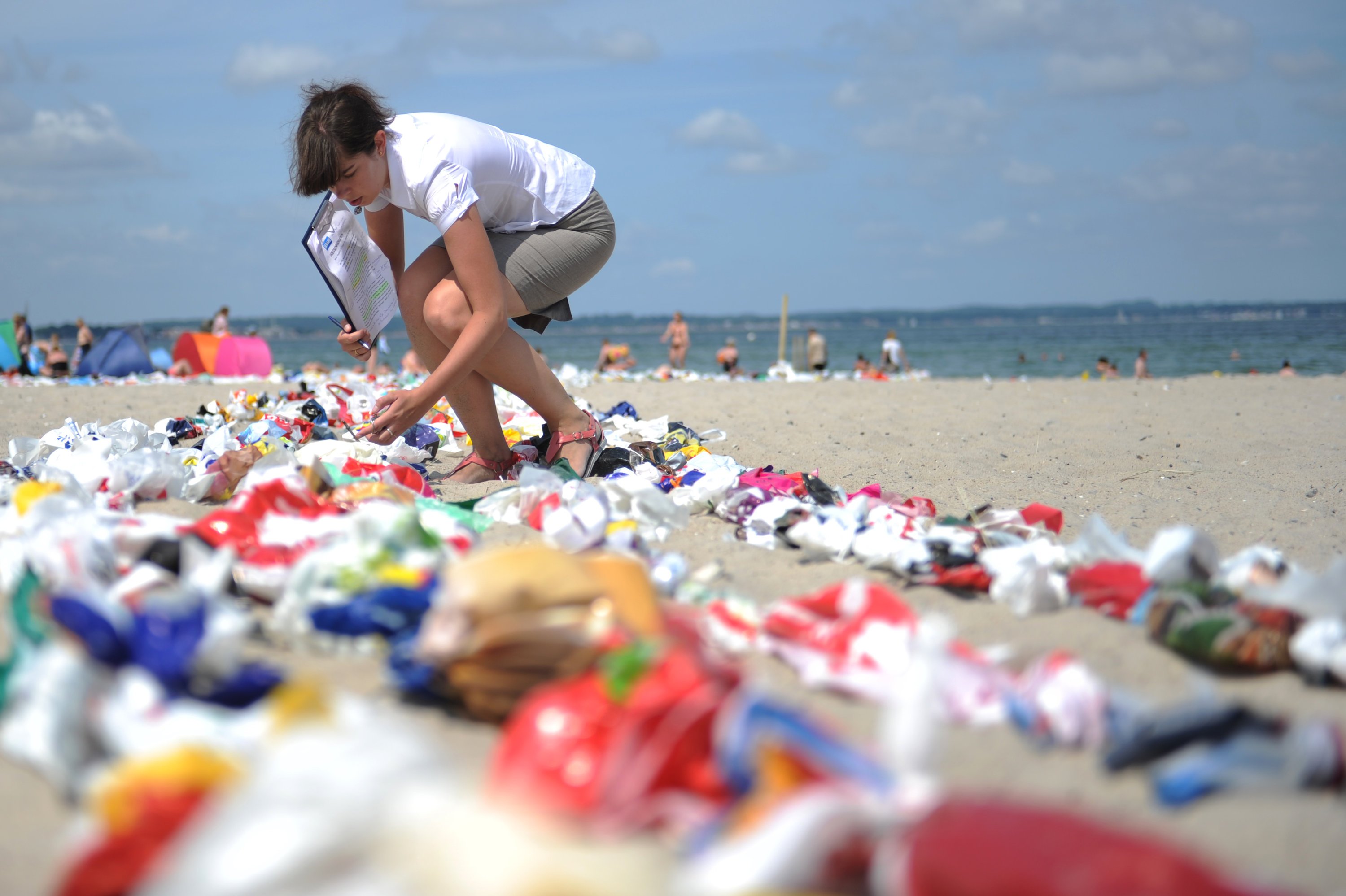 Neben Schiffen auf hoher See sind Strandtouristen Hauptverursacher des Plastikmülls. Bei bis zu 80 Prozent der tot aufgefundenen Meeresschildkröten ist verschlucktes Plastik die Todesursache. 