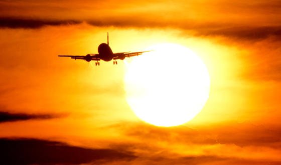 Eine Boeing 737 fliegt am 29. März 2014 am Flughafen in Hannover Richtung Sonnenuntergang. Der amerikanische Flugzeughersteller hat noch 3000 bestellte 737-Flieger zu bauen. Statt wie bisher alles in Handarbeit zu fertigen, wird jetzt erstmals auch auf Roboter bei der Produktion gesetzt.  