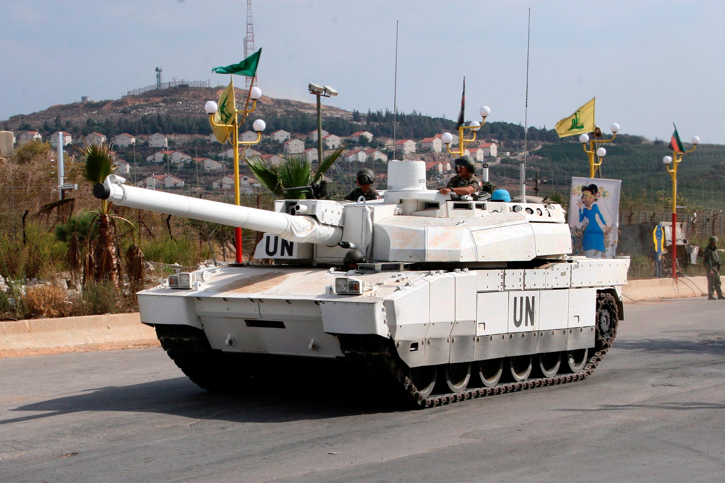 Ein französischer Kampfpanzer vom Typ Leclerc der Firma Nexter fährt als Teil einer UN-Friedensmission vor der Ortschaft Al Mutalah in Israel über eine Straße. Das französische Unternehmen und der deutsche Rüstungshersteller Krauss-Maffei Wegman planen eine Fusion. 