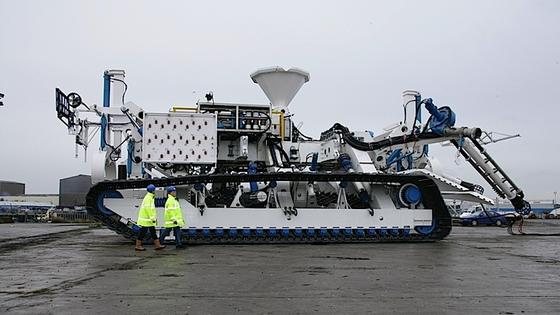 Das englische Unternehmen SMD ist spezialisiert auf den Bau von fernsteuerbaren Unterwasserfahrzeugen. Dieser CBT 2100 kann unter Wasser Gruben ausheben und Kabel verlegen. Sein Kollege soll den Meeresboden aufhacken und Edelmetalle absaugen. 