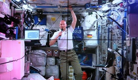 Von einem Foto winkte der deutsche Astronaut Alexander Gerst den Schülern aus Mecklenburg-Vorpommern zu, während sie live mit ihm telefonierten. 