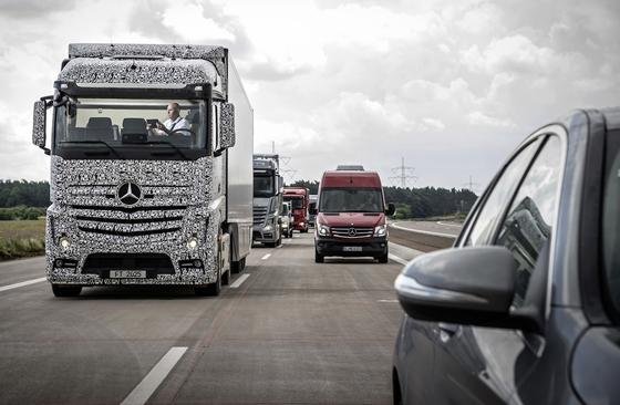 Der „Future Truck 2025“ von Daimler hat sich bisher auf einem noch nicht eröffneten Autobahnteilstück bewährt. Das autonome Fahren mit dem „Highway Pilot“ soll bis 2025 serienreif entwickelt sein.