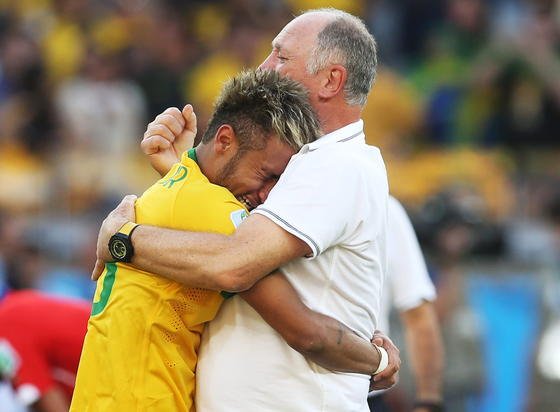 Der brasilianische Superstar Neymar weint sich bei der WM 2014 in Brasilien an der Schulter von Trainer Luiz Felipe Scolari aus. 