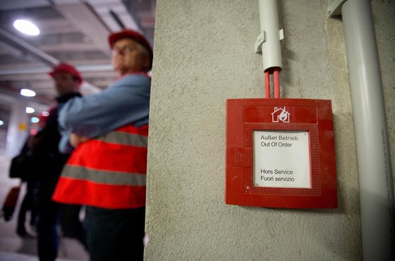 Brandmelder mit der Aufschrift "Außer Betrieb" im Hauptterminal des Flughafens Berlin-Brandenburg: Der Planer der Entrauchungsanlage ist jetzt von der Flughafengesellschaft entlassen worden und hat sogar Hausverbot erhalten.